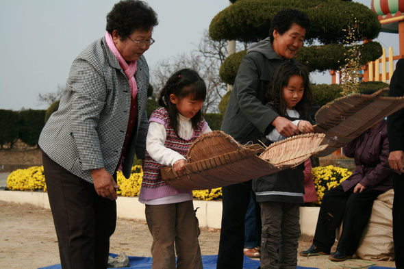 글꼬학교 할머니들이 15일 충북 보은 속리초등학교 일일 교사로 나서 학생들에게 키질을 가르치고 있다. 삶결두레 아사달 글꼬학교 제공.