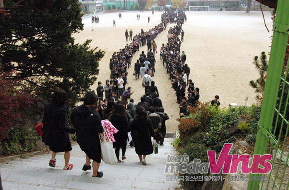 고3이 사용하는 건물부터 교문까지, 전교생이 모여 길을 만들어 주었다.  ⓒ 인터넷뉴스바이러스