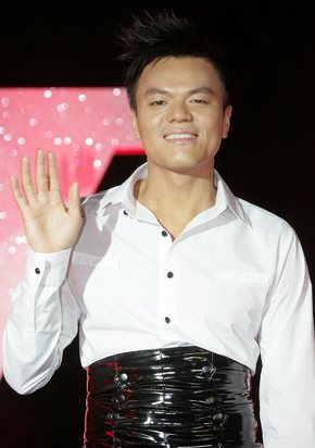 6년만에 가수로 컴백하는 박진영 - 7집 앨범 ‘BACK TO STAGE JYP’의 타이틀곡 ‘니가 사는 그 집’으로 6년만에 가수로 컴백하는 박진영이 15일 저녁 청담동의 한 클럽에서 쇼케이스 무대를 갖고 포즈를 취하고 있다. 연합뉴스 6년만에 가수로 컴백하는 박진영 - 7집 앨범 ‘BACK TO STAGE JYP’의 타이틀곡 ‘니가 사는 그 집’으로 6년만에 가수로 컴백하는 박진영이 15일 저녁 청담동의 한 클럽에서 쇼케이스 무대를 갖고 포즈를 취하고 있다. 연합뉴스