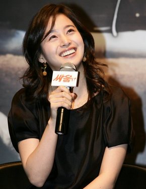 16일 오전 압구정 CGV에서 하드보일드 로맨틱 코미디 영화‘싸움’(감독 한지승) 제작보고회가 열려 주연배우 김태희가 밝게 웃고 있다. 연합뉴스