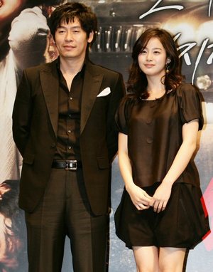 설경구-김태희, 치열한 한판 승부! - 16일 오전 압구정 CGV에서 하드보일드 로맨틱 코미디 영화‘싸움’(감독 한지승) 제작보고회가 열려 주연배우 설경구(왼쪽),김태희가 포토타임을 갖고 있다.  (연합뉴스)