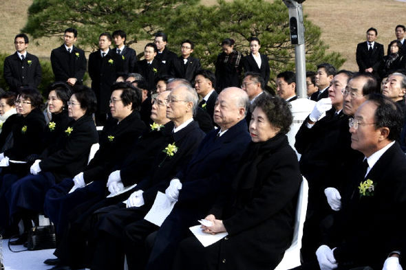 고 이병철 회장 20주기 추모식에 참석한 인사들. 앞줄 오른쪽부터 이수빈 삼성생명 회장, 김남조 시인, 이현재 호암재단 이사장, 강영훈 추모위원장, 박태준 포스코 명예회장, 이재현 씨제이 회장, 손복남 씨제이 고문, 홍라희 삼성미술관 리움 관장.  삼성그룹 제공