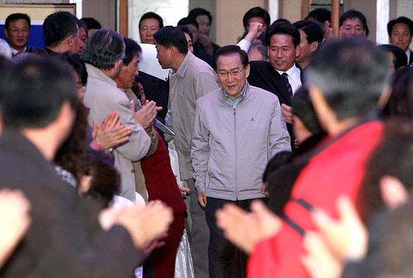 이회창 대통령 예비 후보가 19일 오후 경남 마산시 엠호텔에서 열린 한길클럽 초청 강연을 하러 입장하고 있다. 마산/김태형 기자 xogud555@hani.co.kr