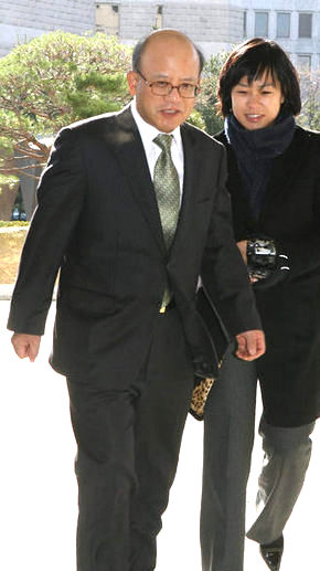 삼성 관련 고발사건 검찰 특별수사·감찰본부장에 임명된 박한철 울산지검장이 20일 오전 정상명 검찰총장과 면담하러 서울 서초동 대검찰청 청사에 들어서고 있다. 김진수 <A href="mailto:jsk@hani.co.kr">jsk@hani.co.kr</A>