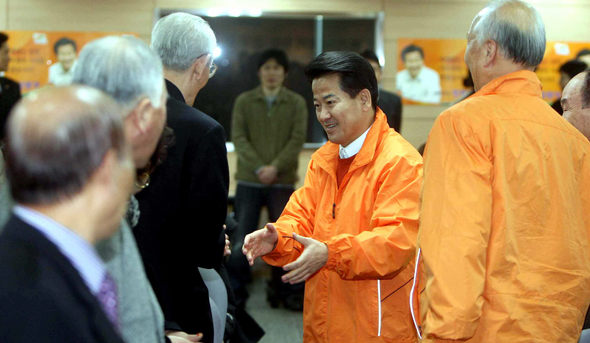 정동영 대통합민주신당 후보가 22일 오전 서울 영등포 당사에서 열린 ‘전국노인선거대책위원회 중앙 및 시도위원장 임명장 수여식’ 행사장으로 들어서며 참석자들과 인사하고 있다. 김태형 기자 <A href="mailto:xogud555@hani.co.kr">xogud555@hani.co.kr</A>