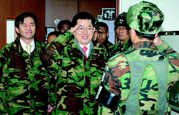 문국현 창조한국당 후보가 22일 오전 서부전선 관측소(OP)를 방문해 내무반에서 휴식 중인 병사의 인사를 받고 거수경례로 답하고 있다. 연천/김종수 기자 <A href="mailto:jongsoo@hani.co.kr">jongsoo@hani.co.kr</A>
