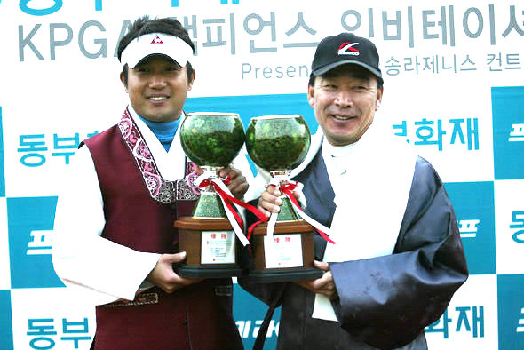 이용훈(33·던롭스릭슨·사진 왼쪽) 최상호(52·카스코·사진 오른쪽) 사진 한국프로골프협회 제공