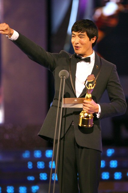 23일 오후 중구 장충동 국립극장 해오름극장에서 열린 제28회 청룡영화상 시상식에서 다니엘 헤니가 남우신인상을 수상한 후 기뻐하고 있다