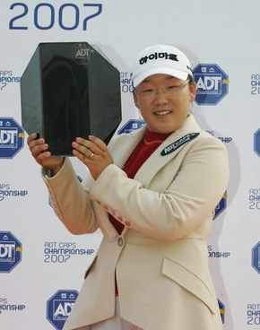 시즌 9승을 달성한 신지애(하이마트)가 ADT챔피언십 우승트로피를 들고 환하게 미소짓고 있다. 사진 한국여자프로골프협회 제공
