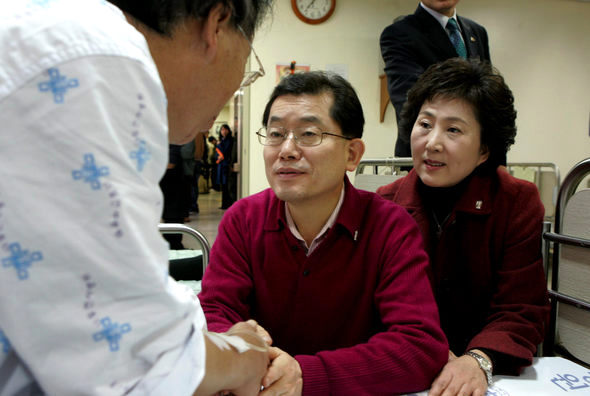 문국현 창조한국당 후보가 26일 오전 서울 동대문국 전농동 다일천사병원을 방문해 환자들을 위로하고 있다. 오른쪽은 문 후보 부인 박수애씨. 김종수 기자 <A href="mailto:jongsoo@hani.co.kr">jongsoo@hani.co.kr</A>