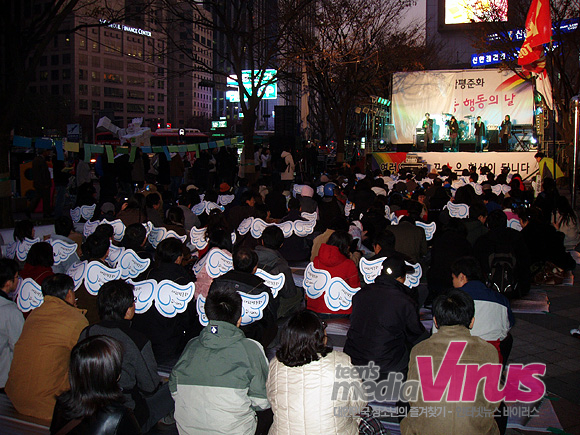 24일 광화문 동화면세점 앞에서는 입시폐지, 대학평준화를 위한 공동행동의 날 행사가 열렸다.   ⓒ 인터넷뉴스 바이러스