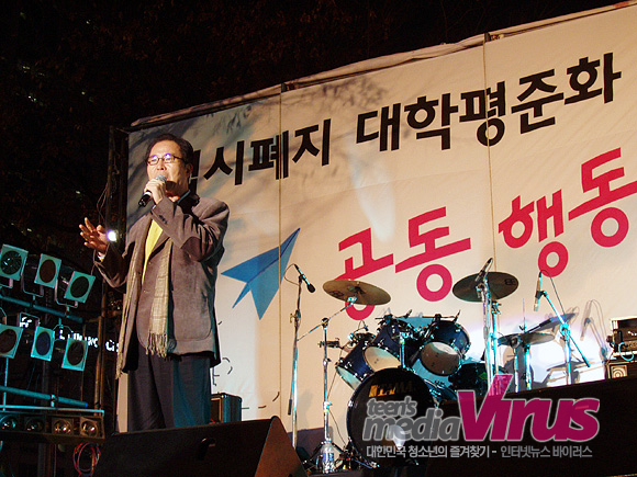 민주노동당 권영길 대선후보도 행사를 찾아 무상교육을 실현하고 입시제도 폐지하겠다는 결의를 밝혔다.  ⓒ 인터넷뉴스 바이러스