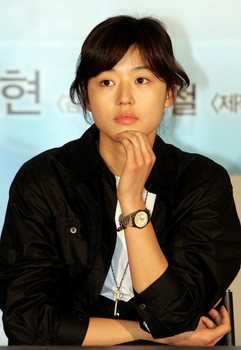 28일 오후 파주 아트서비스 스튜디오에서 열린 영화 ‘슈퍼맨이었던 사나이’의  현장공개 및 기자간담회에서 주연배우 전지현이 취재진의 질문을 듣고 있다.  (파주=연합뉴스)