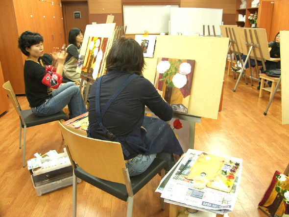 수성아트피아 예술아카데미 그림 맨처음반 회원들이 29일 미술실에서 작업에 몰두하고 있다. 수성아트피아 제공