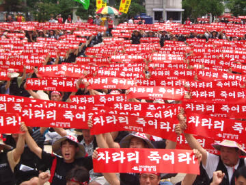 전국 덤프노동자 총파업을 주제로 해 이번에 출품된  <차라리 죽여라>의 한장면