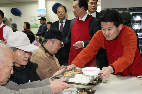 정동영 대통합민주신당 후보가 29일 낮 서울 강서구 강서노인복지회관에서 노인들에게 점심이 담긴 식판을 전달하고 있다. 사진공동취재단