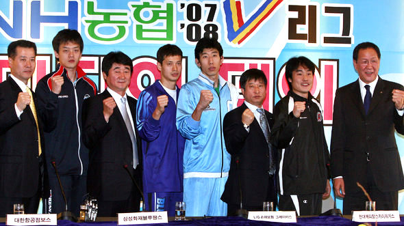 29일 서울 프라자호텔에서 열린 2007~2008 V-리그 미디어데이 행사에서 남자 4개 구단 사령탑과 선수들이 파이팅을 하고 있다. 왼쪽부터 대한항공 문용관 감독과 이영택, 삼성화재 신치용 감독과 장병철, 현대캐피탈 후인정과 김호철 감독, LIG손해보험 이동엽과 박기원 감독.  연합뉴스