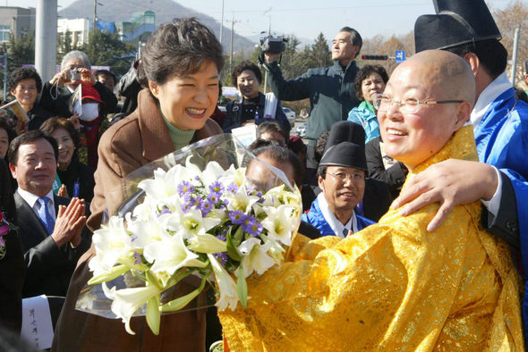 박근혜 전 한나라당 대표가 29일 충북 옥천에서 열린 육영수씨 탄생 82주년 숭모제에 참석해 한 스님한테서 꽃다발을 받고 있다. 옥천/연합뉴스