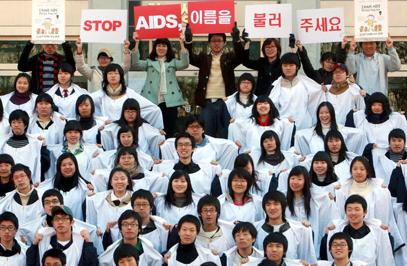 ‘세계 에이즈의 날’을 하루 앞둔 30일 오전 서울 안암동 고려대에서 월드비전 주최로 열린 ‘에이즈 고아의 이름을 불러주세요’ 행사에 참가한 경기 용인 죽전고 학생들과 고려대 자원봉사자들이 에이즈 환자에 대한 인식을 새롭게 하자는 뜻이 담긴 카드섹션을 선보이고 있다. 신소영 기자 <A href="mailto:viator@hani.co.kr">viator@hani.co.kr</A>
