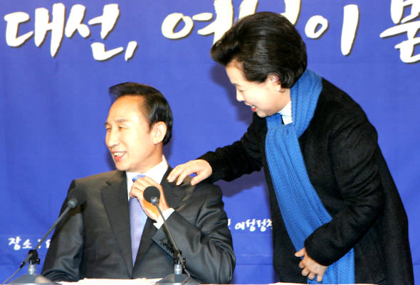 이명박 한나라당 후보가 30일 오전 서울 명동 YWCA강당에서 열린 대선후보 초청 여성정책토론회에서 토론하기에 앞서 부인 김윤옥씨가 이 후보의 옷매무새를 고쳐 주고 있다. 강재훈 선임기자 <A href="mailto:khan@hani.co.kr">khan@hani.co.kr</A>