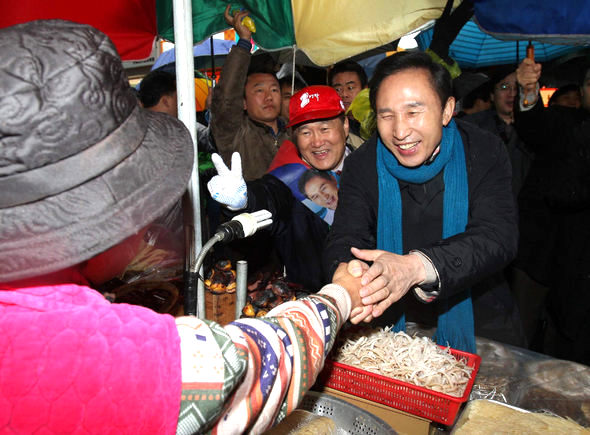 이명박 한나라당 후보가 2일 오후 광주시 동구 충장로에서 상인들을 만나 지지를 호소하고 있다. 광주/김태형 기자 <A href="mailto:xogud555@hani.co.kr">xogud555@hani.co.kr</A>