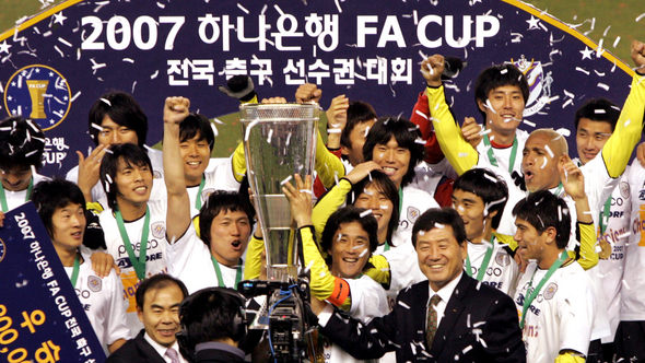 축구협회(FA)컵 2연패를 달성한 전남 드래곤즈 선수들이 2일 우승컵을 앞세운 채 기뻐하고 있다. 우승컵을 든 선수가 주장 송정현. 포항/연합뉴스
