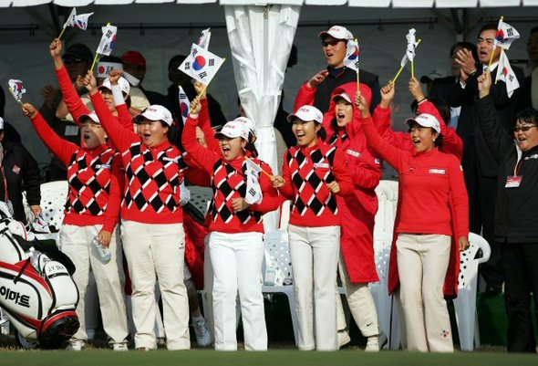 2일 일본 후쿠오카 센추리골프장(파72.6천501야드)에서 열린 제8회 교라쿠컵 한일여자프로골프대항전 최종일에서 한국선수들이 동료의 선전을 응원 하고 있다. (후쿠오카=연합뉴스)