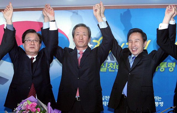 무소속이었던 정몽준 의원이 이명박 후보에 대한 지지선을 하고 한나라당에 입당한 3일 서울 여의도 당사에서 이명박 후보, 정몽준 의원, 강재섭 대표가 손을 맞잡고 기뻐하고 있다. 연합뉴스