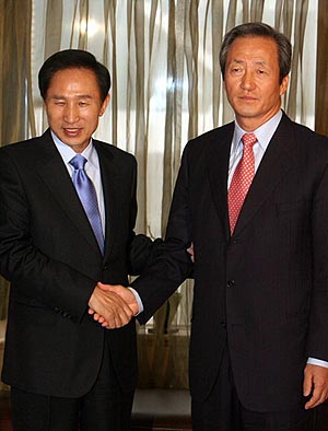 3일 오전 서울 소공동 롯데호텔에서 전격회동한 이명박 한나라당 대통령후보와 정몽준 무소속 의원이 악수하고 있다. 연합뉴스