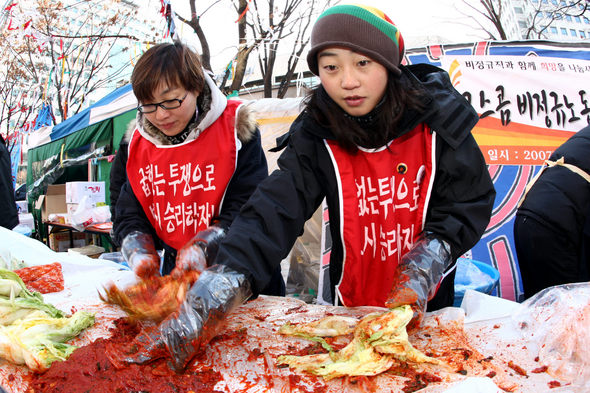 정규직화를 요구하며 농성 중인 코스콤 비정규직 노조원들이 4일 오전 서울 영등포구 여의도동 증권거래소 앞에서 김장을 담그고 있다. 이날 만들어진 김치는 장기투쟁 비정규직 노동자들과 영등포 노숙인들에게 전달될 예정이다. 김명진 기자 <A href="mailto:littleprince@hani.co.kr">littleprince@hani.co.kr</A>