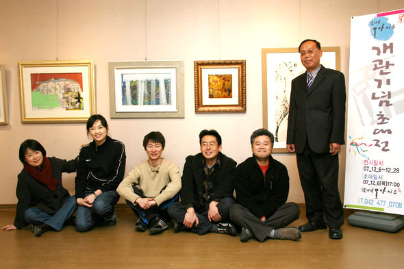 5일 모두모아갤러리 안종배 관장(오른쪽 첫번째)과 김윤식 학예실장(두번째), 한정란 큐레이터(끝)가 개관기념전을 앞두고 작가들과 한자리에 모였다.
