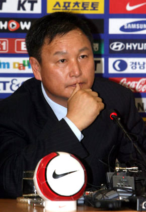 허정무 축구 국가대표 신임감독이 7일 오후 서울 신문로 축구회관 기자회견에서 취재진 질문을 받고 있다. 연합뉴스