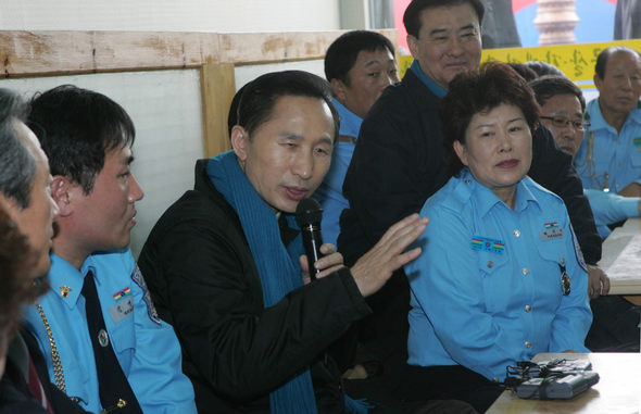 이명박 한나라당 후보가 7일 오후 대전시 중구 부사동 한 음식점에서 택시기사들과 간담회를 갖고 있다. 대전/김종수 기자 <A href="mailto:jongsoo@hani.co.kr">jongsoo@hani.co.kr</A>