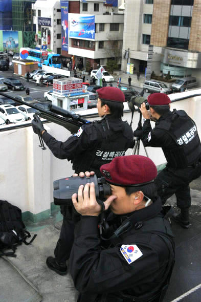 강화도 총기·수류탄 탈취 도주사건으로 대통령 후보 경호가 강화된 7일 오후 이명박 한나라당 후보가 참석한 대전·충남지역 선거대책회의가 열리고 있는 대전시 중구 대흥동 대전시당 부근 건물 옥상에서 대전경찰특공대가 감시활동을 펼치고 있다. 대전/김종수 기자 <A href="mailto:jongsoo@hani.co.kr">jongsoo@hani.co.kr</A>