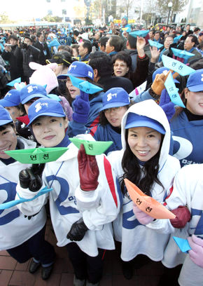 이명박 한나라당 후보 선거운동원들이 4일 인천 남구 구월동 신세계백화점 앞에서 열린 거리유세에서 종이배를 흔들며 이 후보를 응원하고 있다.인천/연합뉴스