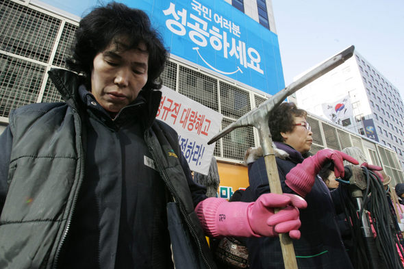 서울 지하철 5~8호선을 운영하는 도시철도공사의 청소 용역 도급노동자들이 지난 5일 ‘국민 여러분 성공하세요’라는 펼침막이 내걸린 서울 여의도 한나라 당사 앞에서 연말 계약기간 만료를 앞두고 고용승계 보장을 요구하고 있다. 장철규 기자 <A href="mailto:chang21@hani.co.kr">chang21@hani.co.kr</A>