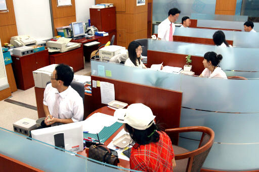 서울 마포의 한 시중은행 지점에서 창구 직원들이 손님들과 상담하고 있다. 〈한겨레〉자료사진