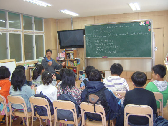 보은 수정초, ‘행복한 배움터’ 선포…영어·일어·중국어 가르쳐