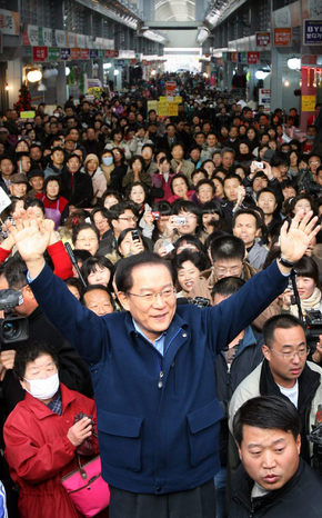 이회창 무소속 후보가 12일 오후 경북 구미 중앙시장에서 지지자들을 향해 손을 들어 인사하고 있다. 이 후보는 “이번 대선은 이회창, 이명박 보수 대 보수의 싸움이다”라며 “정동영은 끼여들 여지가 없다”라고 말했다. 구미/연합뉴스