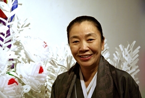 종이꽃 전시회를 여는 무당 이해경씨. 나이는 비밀. 종이꽃 전시회를 여는 무당 이해경씨. 나이는 비밀.