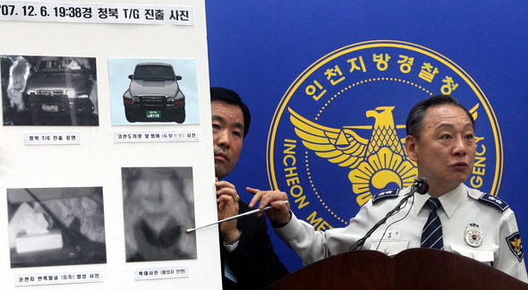 김철주 인천지방경찰청장이 지난 12일 인천 남동구 인천지방경찰청 1층 브리핑실에서 강화도 총기 탈취 사건 관련 브리핑을 하고 있다. 인천/연합뉴스