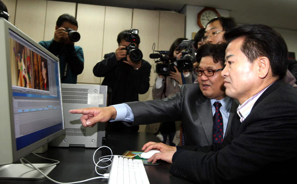 정동영 대통합민주신당 후보가 14일 오전 서울 구로디지털단지 안 동우애니메이션을 찾아 김영두 대표이사한테서 애니메이션 제작과정에 대한 설명을 듣고 있다. 김태형 기자 <A href="mailto:xogud555@hani.co.kr">xogud555@hani.co.kr</A>