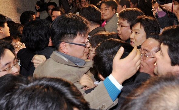 대통합민주신당 보좌진, 직원들과 한나라당 보좌진, 직원들이 14일 오후 국회 본회의장 한 통로에서 진입로 확보를 위해 몸싸움을 벌이고 있다. (서울=연합뉴스)