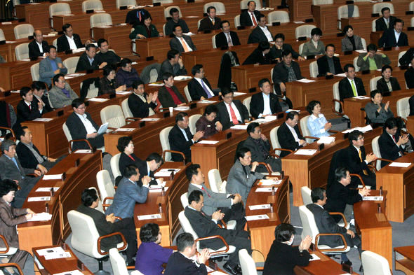 안에서는 지키고… / 이명박 한나라당 후보가 비비케이(BBK)를 직접 설립했다는 내용의 광운대 강연 동영상이 공개된 16일 오전 국회 본회의장에서 농성중인 대통합민주신당 의원들이 긴급 의원총회를 열어 향후 대응방향을 논의하고 있다. 강재훈 선임기자 <A href="mailto:khan@hani.co.kr">khan@hani.co.kr</A>