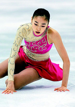 16일 김연아가 트리플 러프 점프 시도 중 넘어진 뒤 일어서고 있다. 토리노/AFP 연합