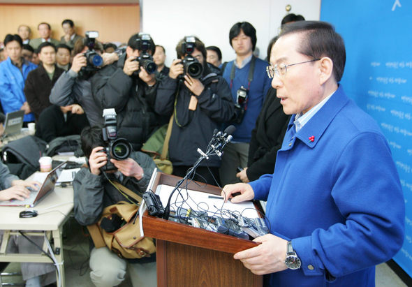 이회창 무소속 후보가 16일 오후 서울 남대문로 선거 캠프에서 이명박 후보 비비케이(BBK) 동영상 관련 긴급 기자회견에서 이명박 후보의 사퇴를 촉구하고 있다.강창광 기자<A href="mailto:chang@hani.co.kr">chang@hani.co.kr</A>