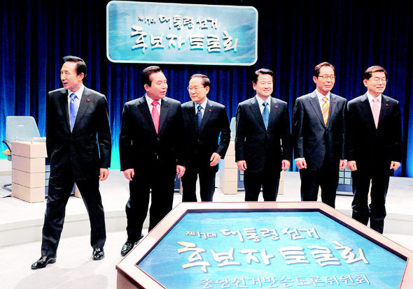한나라당 이명박, 민주당 이인제, 무소속 이회창, 대통합민주신당 정동영, 민주노동당 권영길, 창조한국당 문국현 후보(왼쪽부터)가 16일 밤 서울 여의도 문화방송에서 경제 분야 합동토론을 마치고 함께 포즈를 취한 뒤 이명박 후보가 먼저 자리를 뜨고 있다. 국회사진기자단