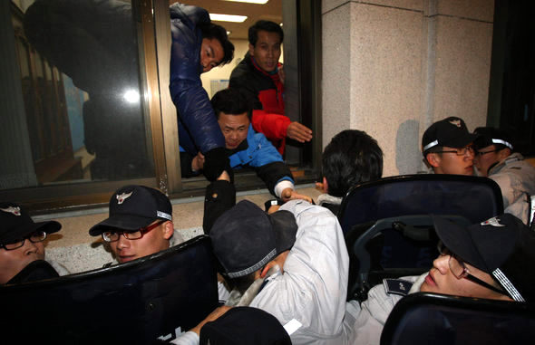 이명박특검법  통과를 위해 대통합민주신당 의원들이 국회 본회의장을 점거농성 중인 16일 밤 이를 저지 하기 위해 한나라당 당원들이 창문을 통해 국회 한나라당 원내대표실로 들어가고 있다.김태형 기자xogud555@hani.co.kr