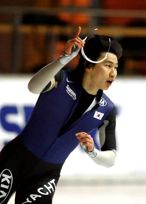 국내 스피드스케이팅 간판 이강석이 월드컵 5차 대회 500ｍ 2차 레이스에서 가장 좋은 기록으로 들어온 뒤 보호안경을 들어올리며 기쁨을 표시하고 있다. 에르푸르트/AFP 연합