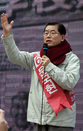 문국현 창조한국당 후보가 17일 낮 서울 여의도 증권가에서 거리유세를 하고 있다. 김종수 기자 jongsoo@hani.co.kr